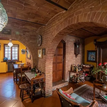 Casa Lazzaro Al Centro Di Nyaraló Siena